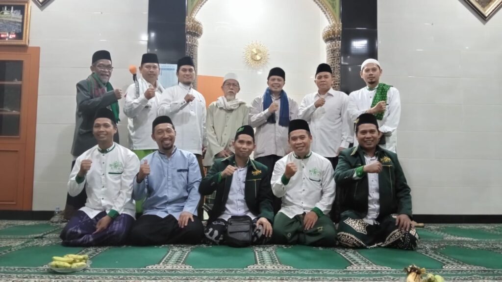 PRNU Serua Serahkan Bantuan Berupa Kitab Hujjah Ahlussunnah Wal Jamaah untuk DKM Musholla Al-Karomah